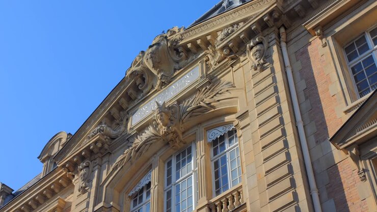 Vista della facciata del Conservatorio Nazionale Francese di Arti e Mestieri di giorno a Parigi, Francia