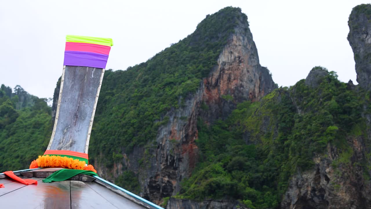 viaje en barco hacia la isla de pollo en krabi, tailandia
