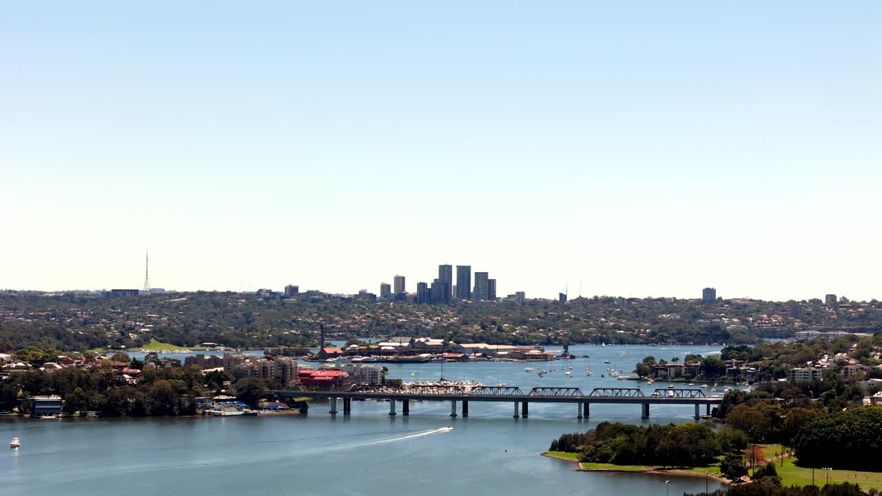 항구 전망: 조용한 파란 물 너머의 활기찬 도시 풍경의 숨길 만한 풍경