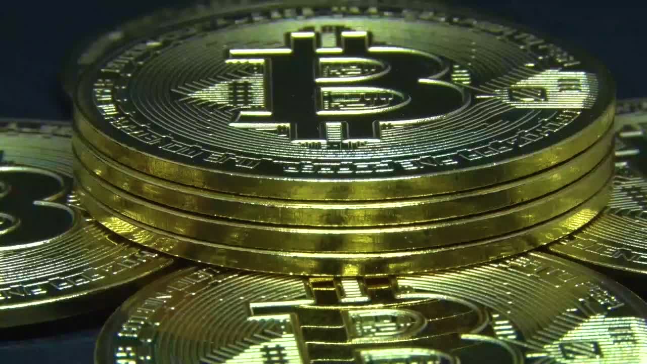 las monedas de bitcoin están dando vueltas lentamente