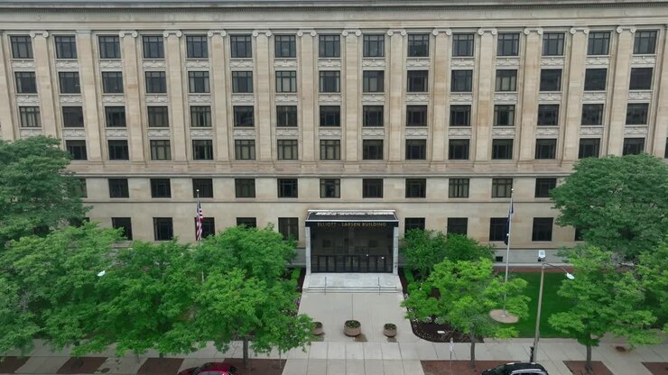 Edificio governativo degli Stati Uniti con bandiera americana e bandiera del Michigan.