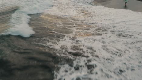 Pullback-Over-The-Swell-Of-The-Foamy-Ocean-In-El-Paredon,-Escuintla,-Guatemala