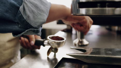 un barista preparando una bebida en el café