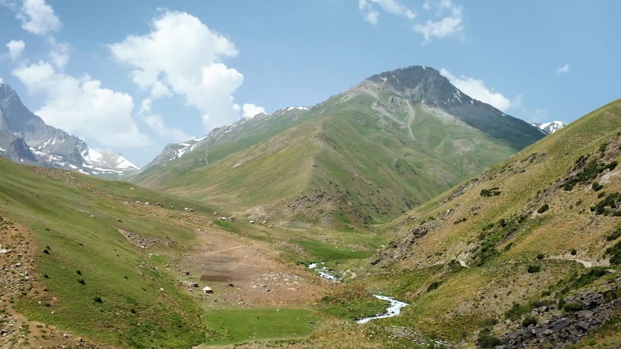 Wunderschöne endlose Landschaften in Kirgisistan, Zentralasien.