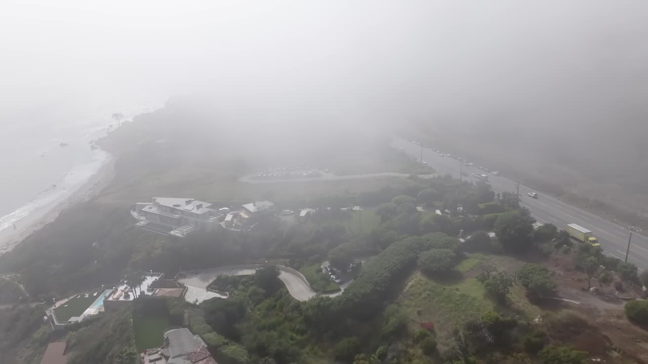 캘리포니아 말리부 상공의 아침 안개, 연무 및 안개 - 공중 비행