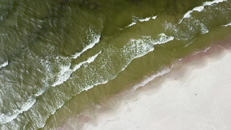 Weißer-Sandstrand-Mit-Sanften-Wellen,-Der-Sich-Dem-Ufer-Der-Ostsee-Nähert