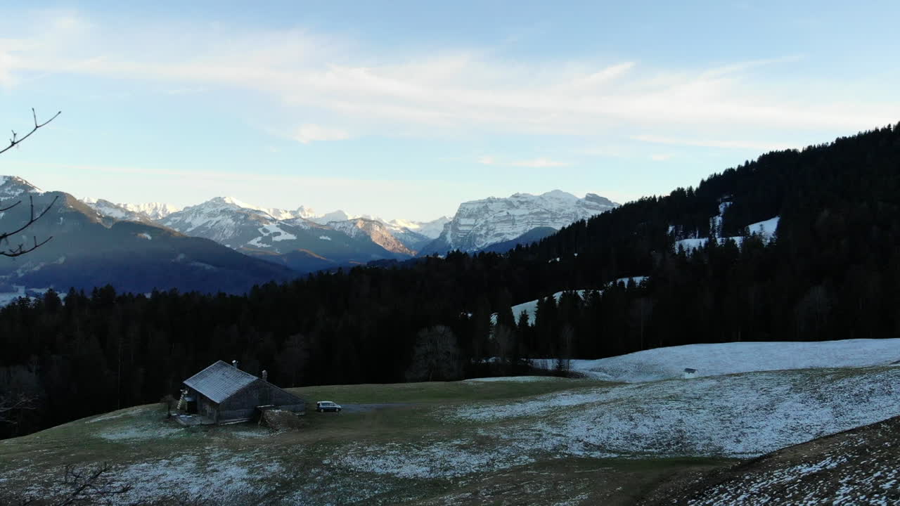 primera caída de nieve en schwarzenberg, bregenzerwald, austria