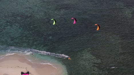 kiteboarding en el agua turquesa