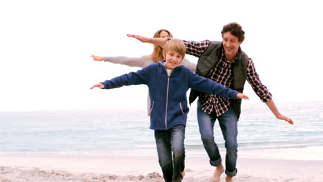 familia corriendo con los brazos extendidos