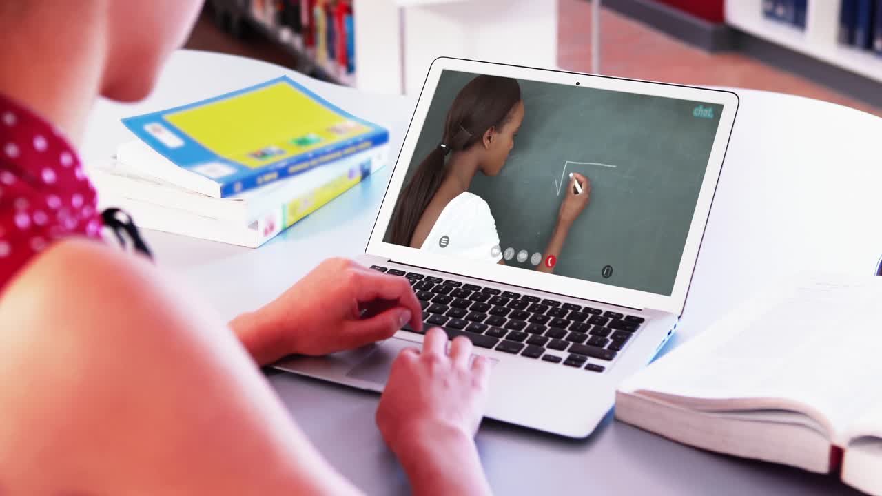 estudiante caucásica usando una computadora portátil en videollamada con una maestra