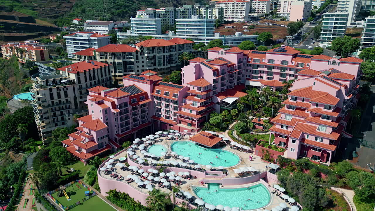 Akdeniz kasabasında drone ile çekilmiş büyük tatil köyü binaları. Yüzme havuzları