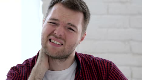 joven cansado tratando de relajar el cuerpo estirándose