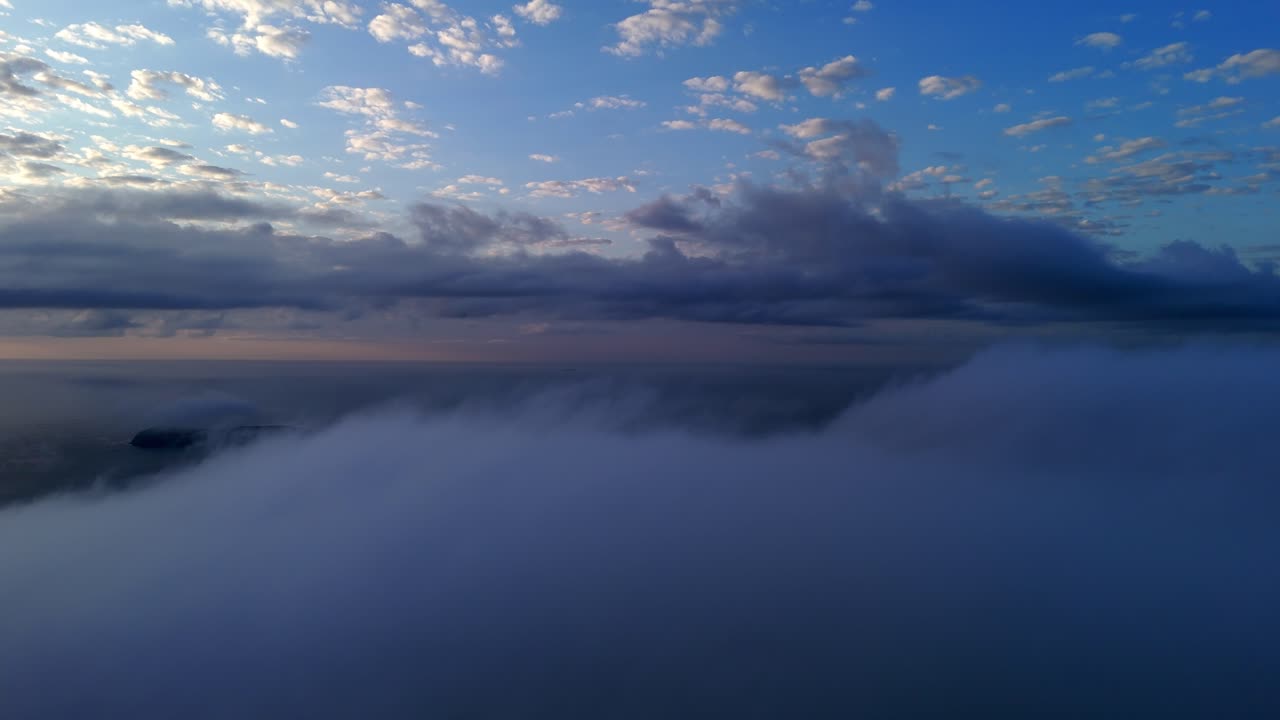 una vista del sol a través de las nubes desde una ventana de un avión al atardecer o al amanecer