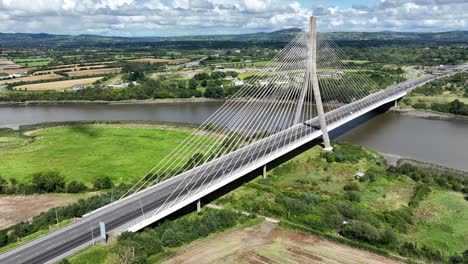 drone estableciendo la toma del puente colgante francis meagher waterford irlanda