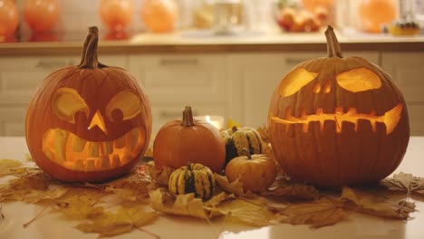 Spooky-jack-o-lanterns-and-small-pumpkins