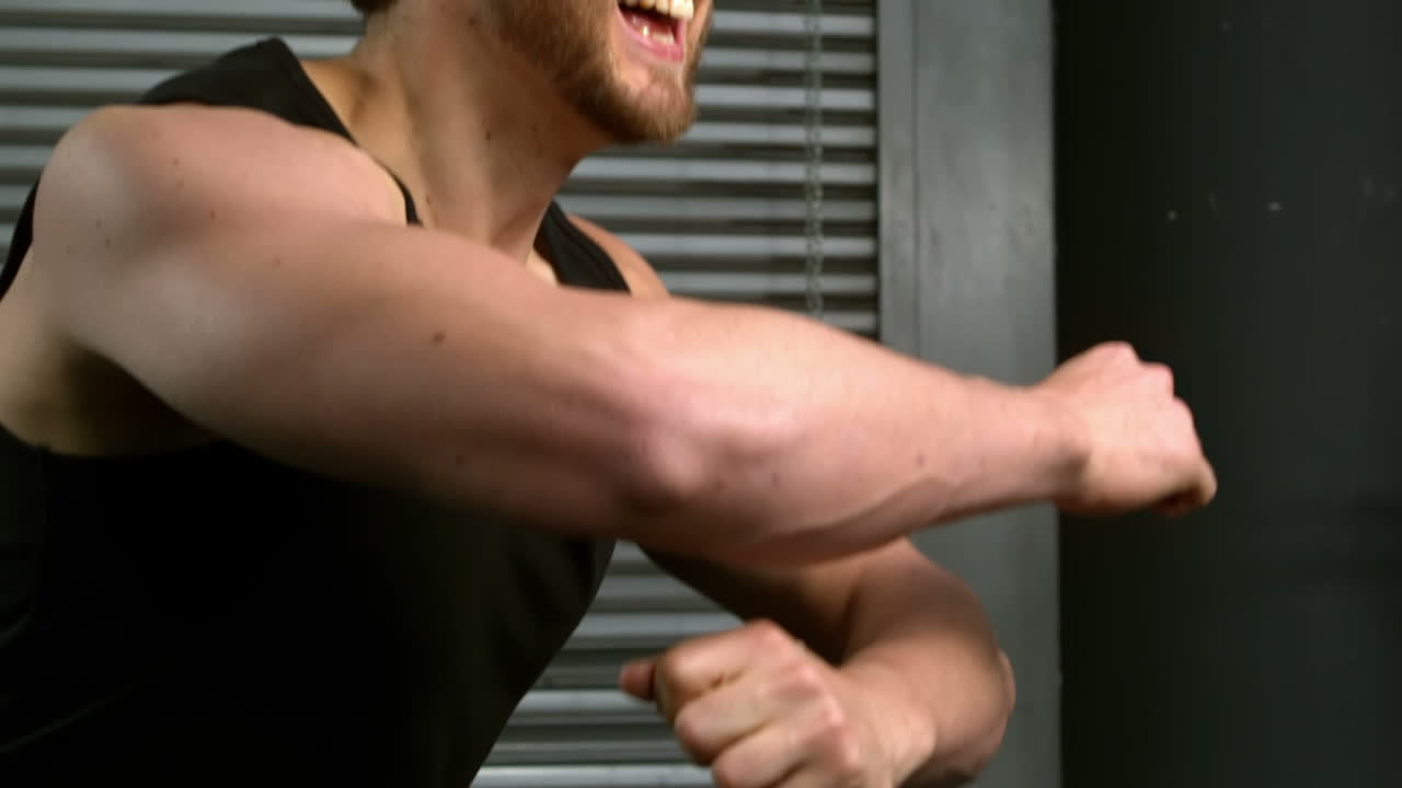 결단력 있는 남자가 근육을 구부리는 것