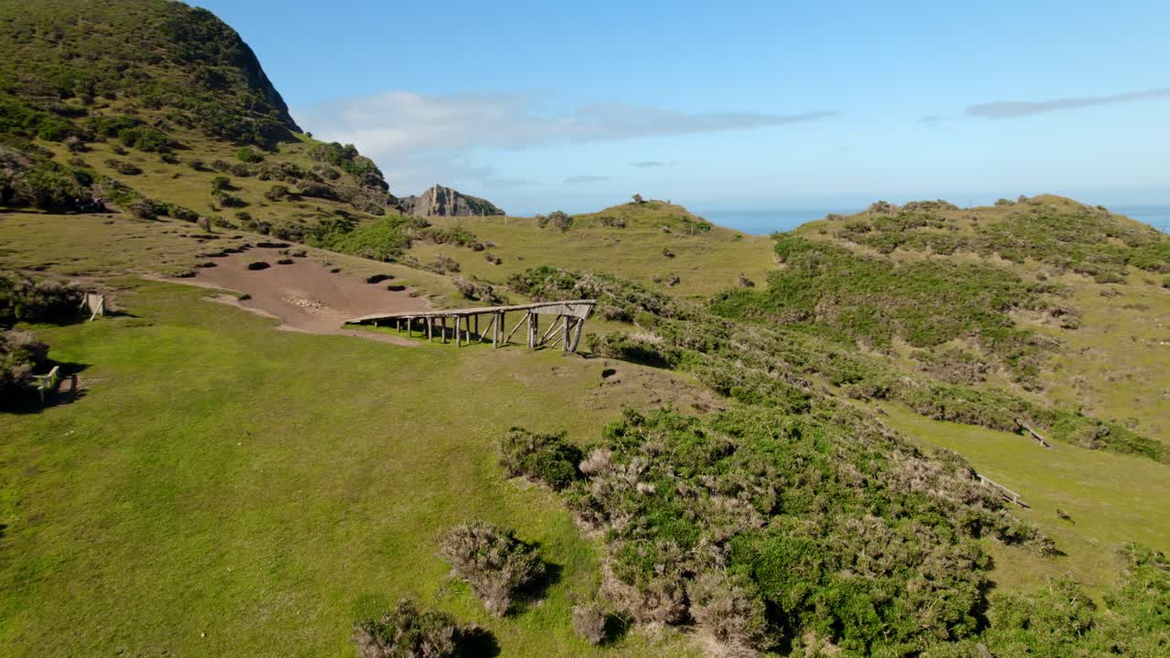 vista de pájaro del muelle de las almas solitario al amanecer, sitio del patrimonio de cucao, chiloe chile