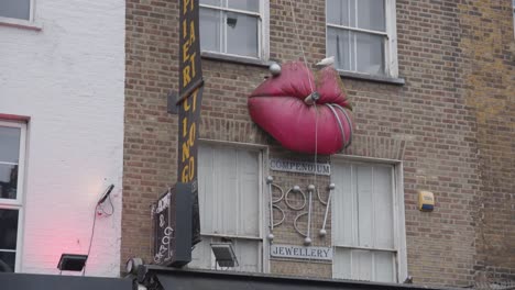 Publicidad-Esculpida-De-Labios-En-El-Exterior-De-Los-Edificios-De-Tiendas-En-Camden,-Al-Norte-De-Londres,-Reino-Unido