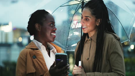 Women,-friends-and-smartphone