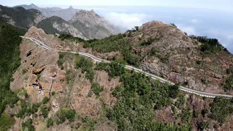 Toma-De-Drone-De-Un-Automóvil-Conduciendo-En-La-Montaña