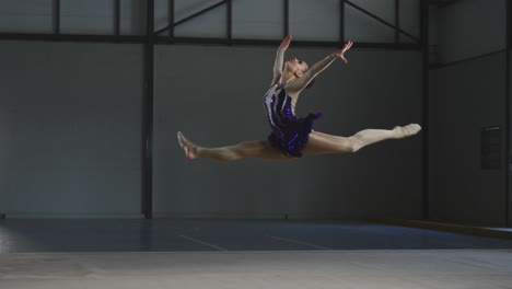 Gimnasta-Femenina-Actuando-En-El-Pabellón-De-Deportes