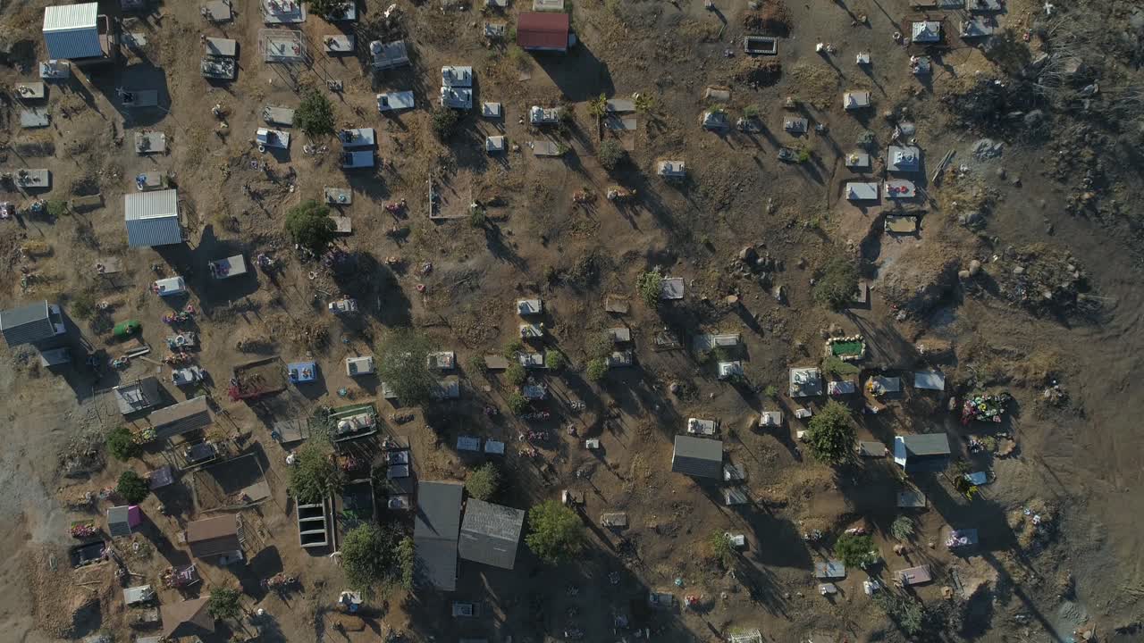 toma aérea cenital de un cementerio en el valle de guadalupe
