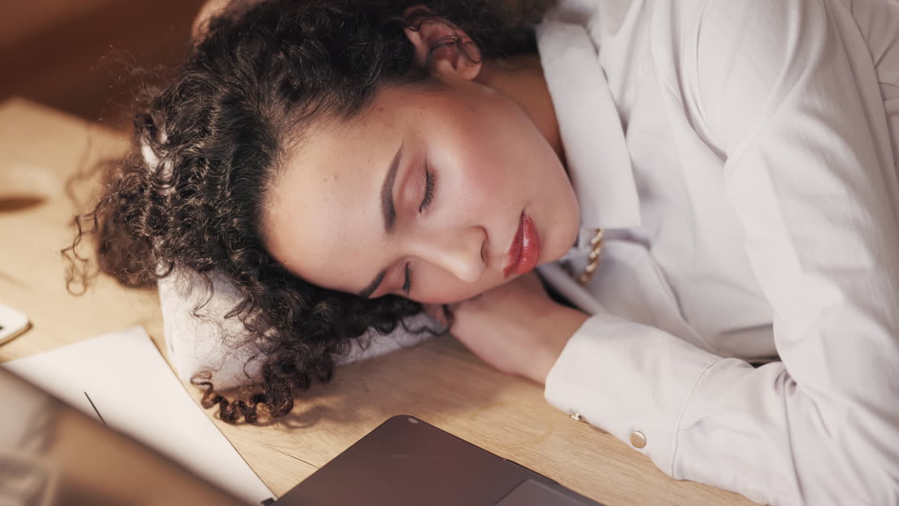 dormir, mujer y escritorio de oficina por la noche