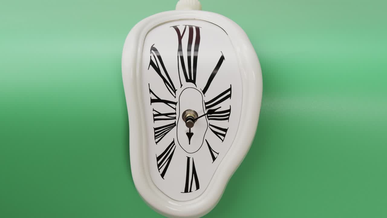 Quadrante vintage bianco con numeri romani su sfondo verde