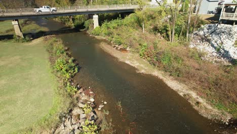 Paso-Aéreo-Bajo-El-Puente-Siguiendo-El-Arroyo-En-El-Casco-Antiguo-De-Helena,-Alabama