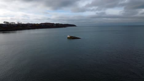 Una-Vista-Aérea-De-Las-Tranquilas-Aguas-Del-Long-Island-Sound-Frente-A-Long-Island,-Nueva-York.