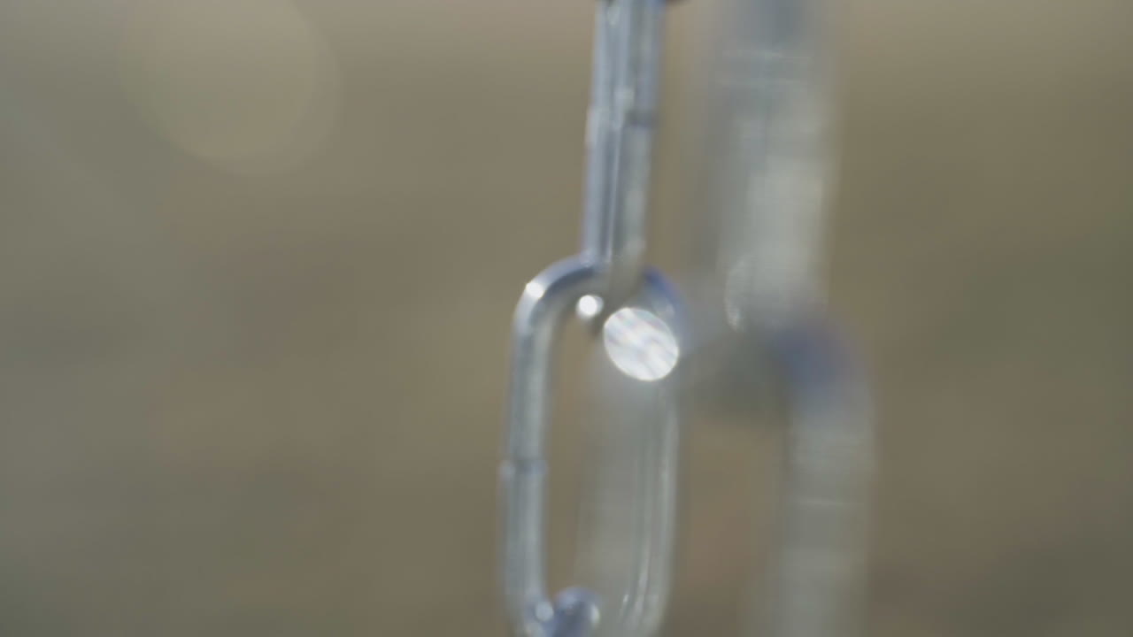 디스크 골프 바구니 체인을 닫습니다