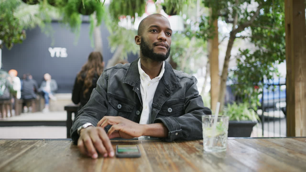 un joven comprobando la hora mientras espera