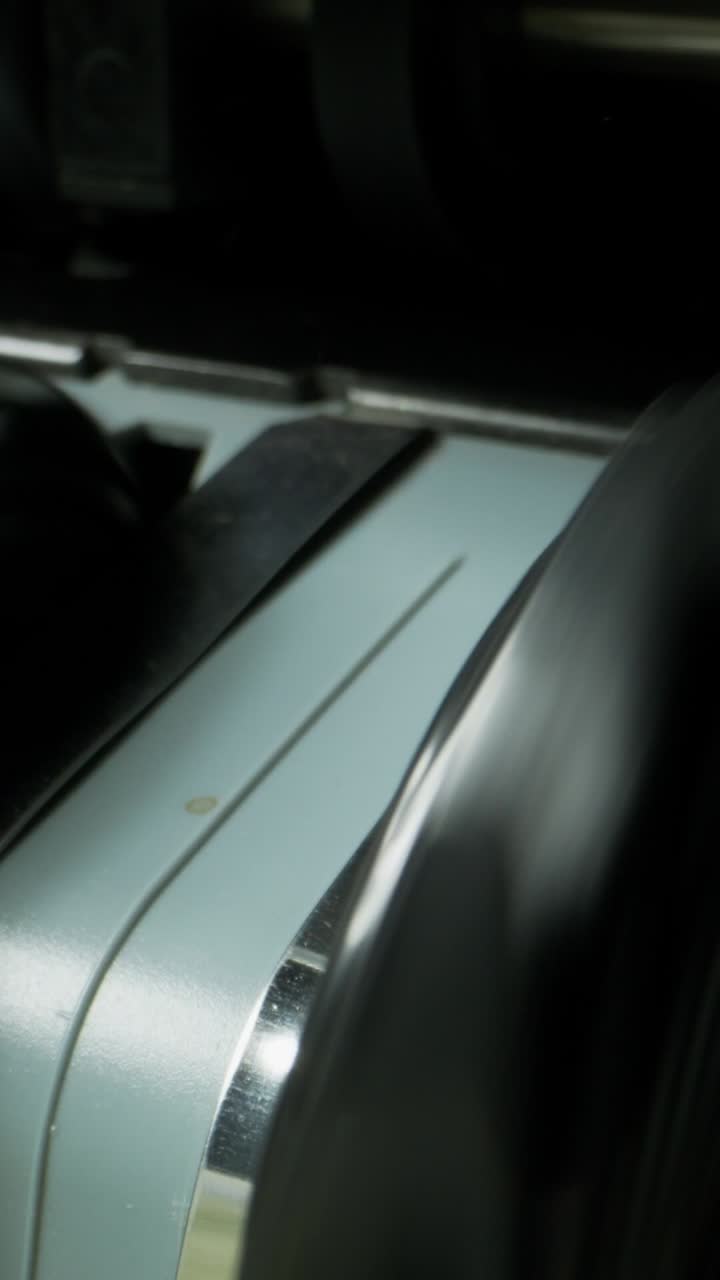 imagen borrosa de dinero y primer plano de piezas metálicas