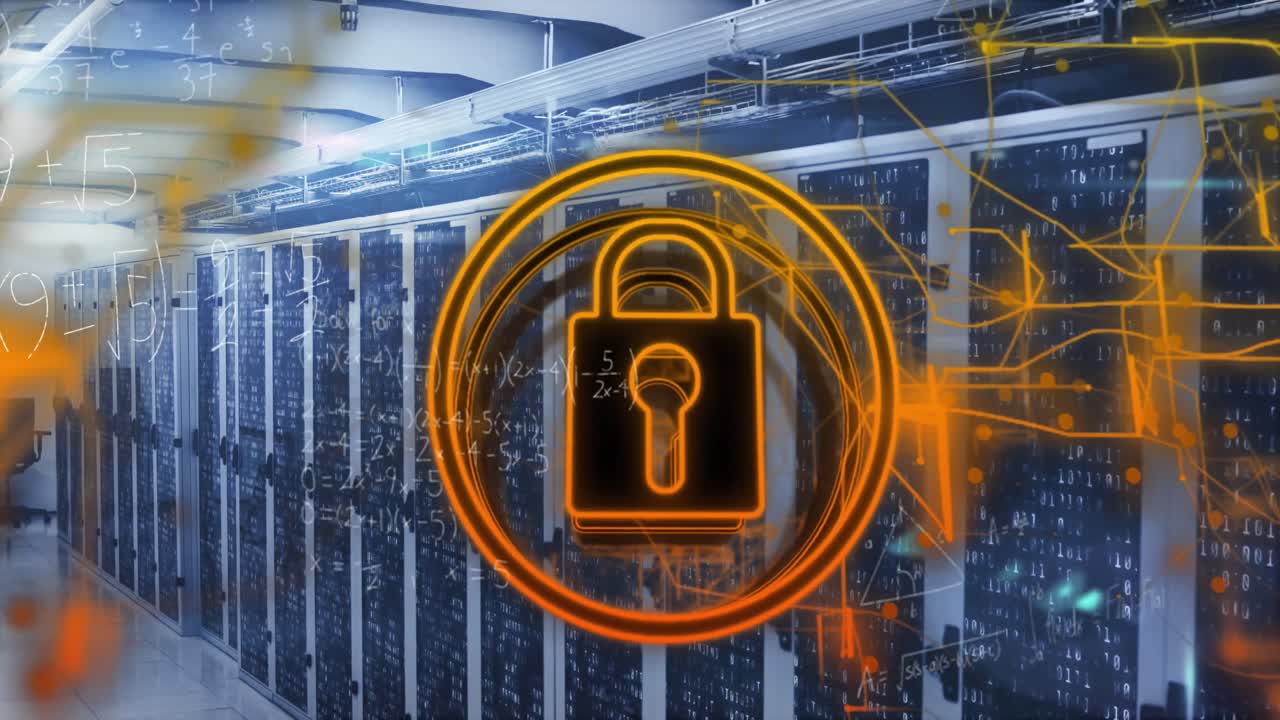 animación del icono de candado de seguridad, rastros de luz amarilla, ecuaciones matemáticas contra la sala del servidor