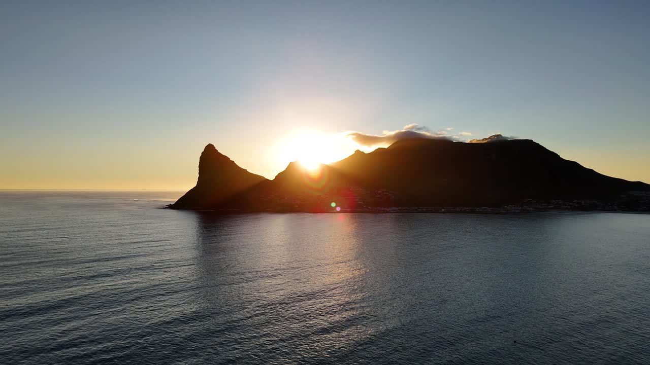 Vista aérea do sol nascendo sobre The Sentinel, Hout Bay, Cape Town, África do Sul