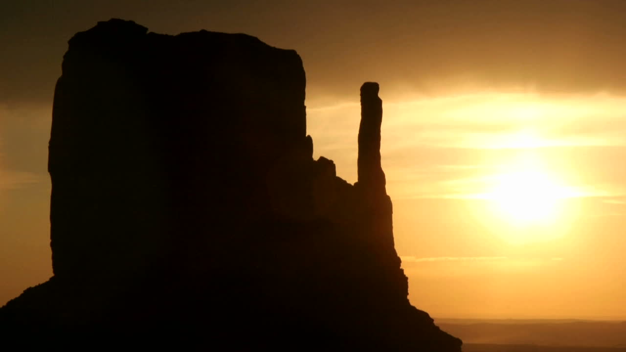 en farverig himmel silhuetter mitten buttes i monument dalen utah