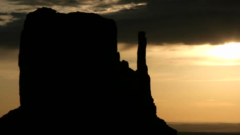 Un-Cielo-Colorido-Siluetas-Mitten-Buttes-En-Monument-Valley-Utah