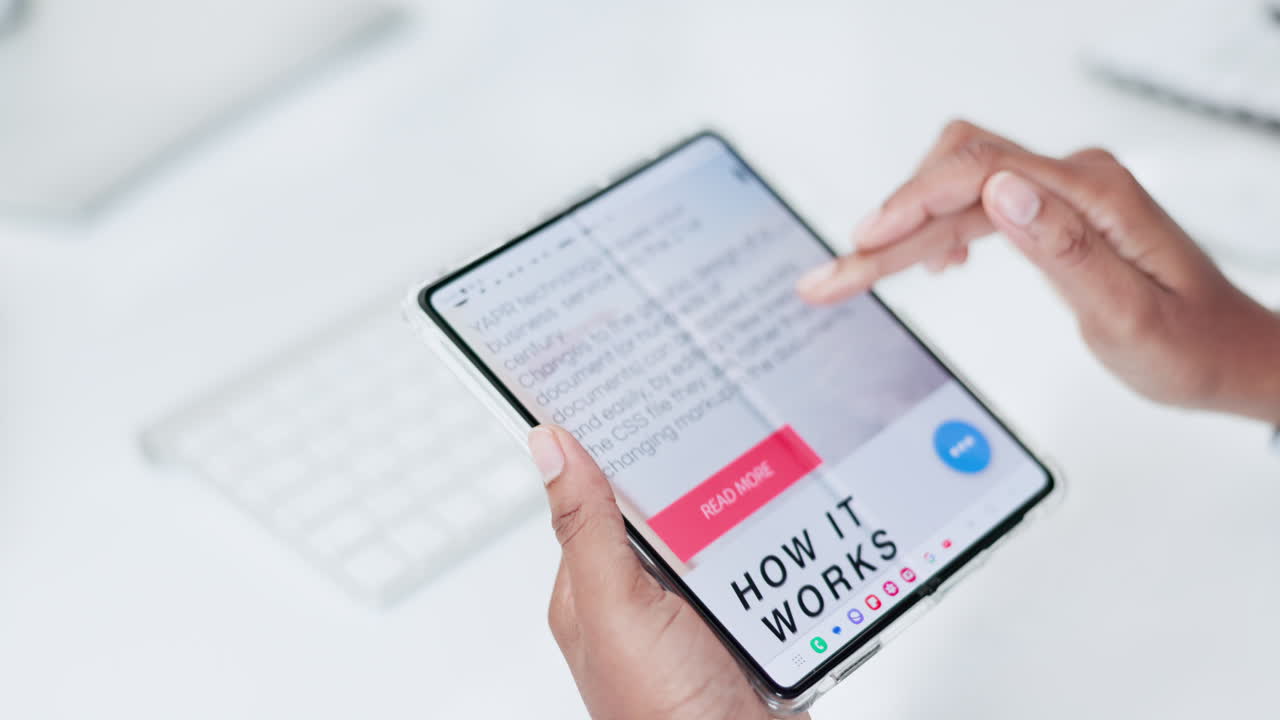 persona de negocios, manos y teléfono en el sitio web