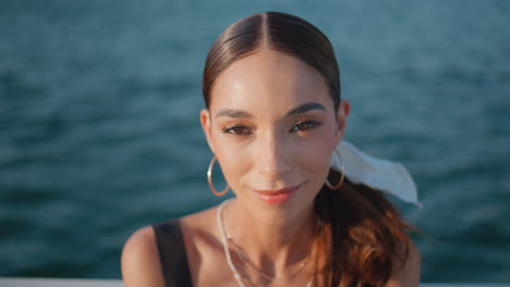 retrato de una mujer en un barco