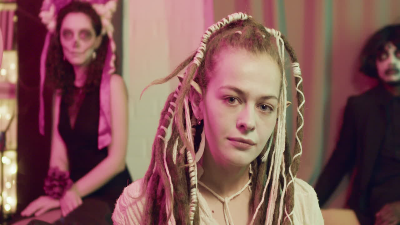 할로윈 파티 에서 카메라 를 보고 있는 여자