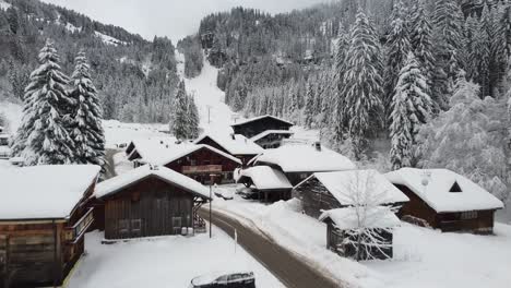 un paso elevado nevado de una ciudad francesa de esquí en los alpes