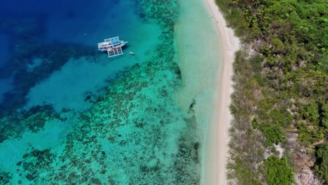 imágenes de drones de una playa blanca, una laguna turquesa y un barco cerca de palawan en filipinas