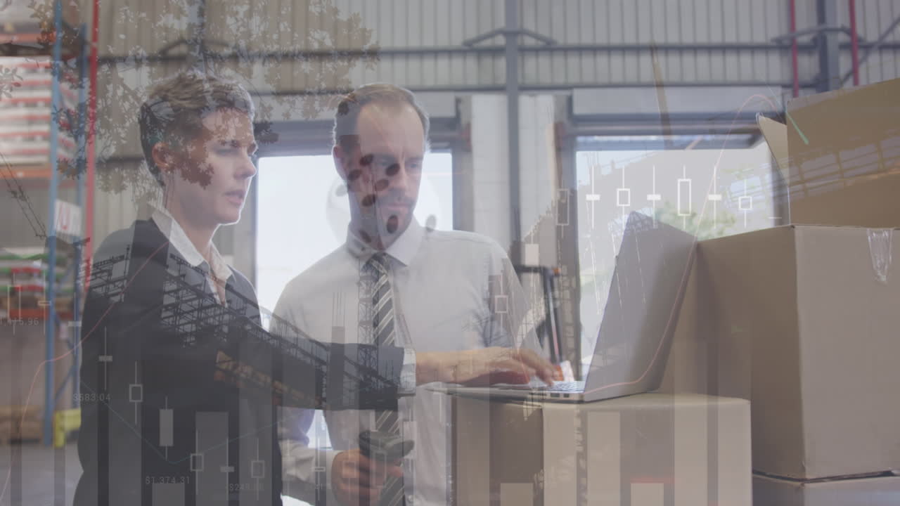 анимация финансовых данных о кавказских мужчинах и женщинах, работающих на складах