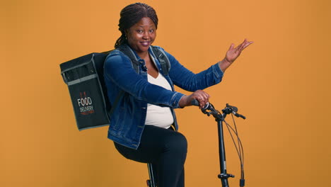 Mujer-En-Bicicleta-Con-Bolsa-De-Entrega-De-Comida