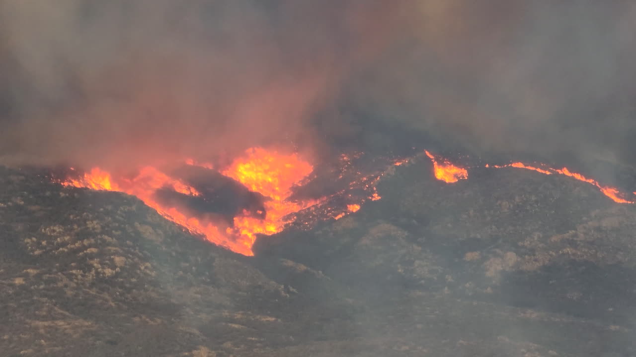 Fiamme arancioni e rosse bruciano nell'incendio di Fairview