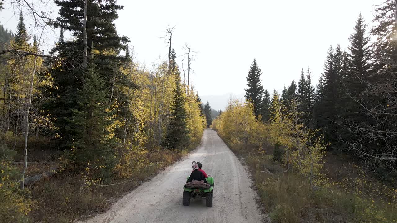 aventura atv en el camino de la montaña wasatch en utah durante la temporada de otoño - tiro de ángulo alto, cámara lenta