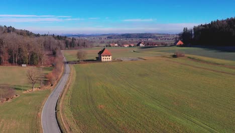 Luftdrohne-Schoss-über-Felder-Und-Häuser-Herein