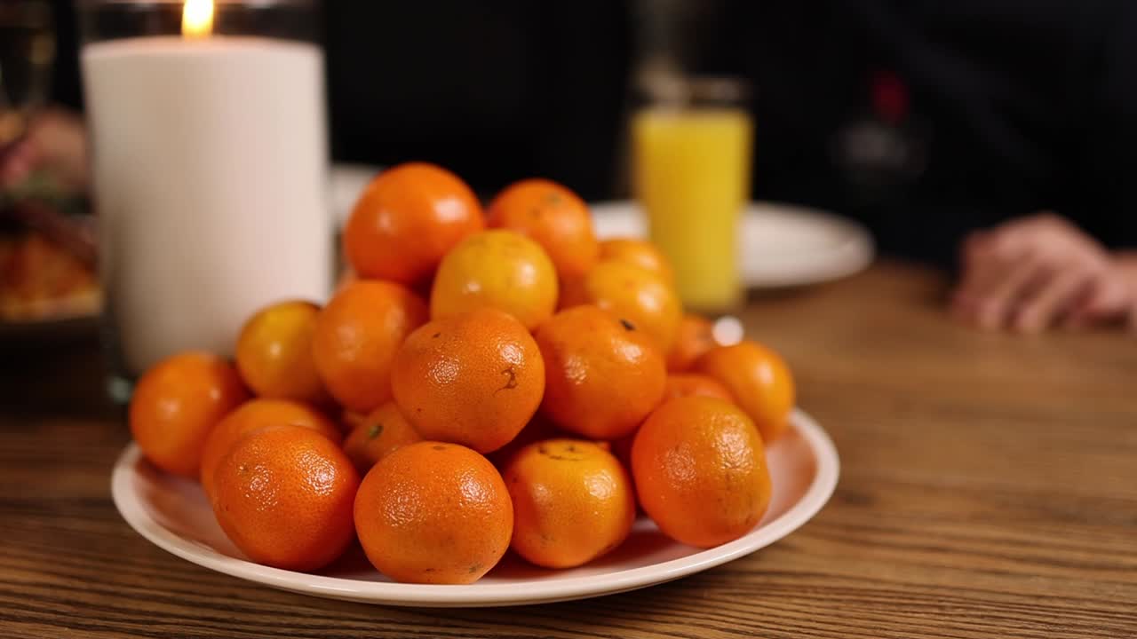cena familiar con naranjas mandarinas