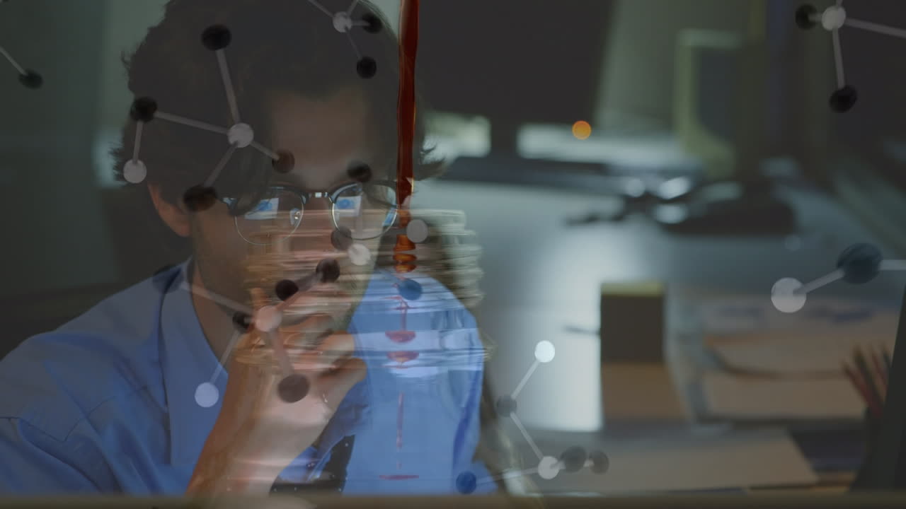 animación de adn y procesamiento de datos sobre hombre caucásico trabajando con computadora en la oficina