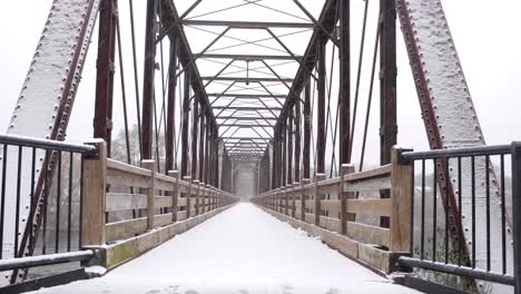 puente cubierto de nieve durante las nevadas frescas en invierno